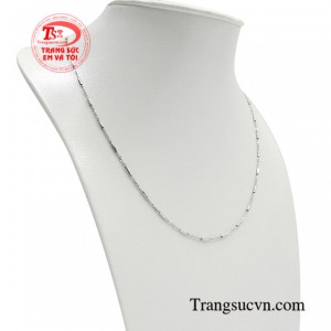 Dây chuyền vàng trắng sương mai tràn đầy sức sống gợi lên dáng dấp của một cô gái nhẹ nhàng, tươi trẻ mà vô cùng ngọt ngào, hấp dẫn. 