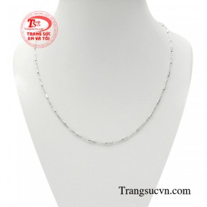 Dây chuyền vàng trắng sương mai chạm đến trái tim người sử dụng bằng vẻ đẹp trong trẻo, thuần khiết.