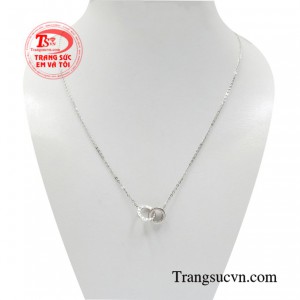 Dây chuyền vàng trắng xinh tươi với thiết kế mới lạ là dòng trang sức bán chạy nhất hiện nay.