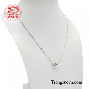 Dây chuyền liền mặt dễ dàng kết hợp với nhiều kiểu trang phục tạo nên phong cách riêng cho phái đẹp