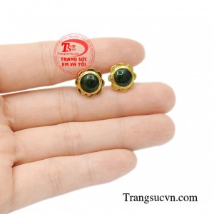 Hoa tai cẩm thạch quý phái có giấy kiểm định đá quý từ trung tâm kiểm định uy tín, bảo hành chu đáo.