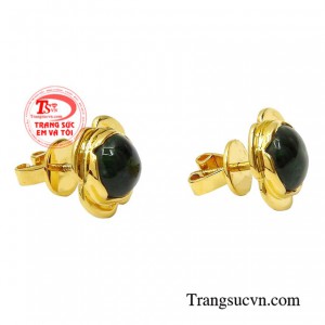 Hiện nay, ngoài những trang sức vàng như nhẫn, dây chuyền ra thì hoa tai vàng được rất nhiều phái đẹp đặc biệt ưa chuộng.