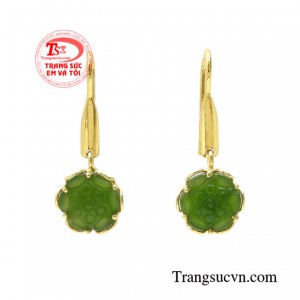 Hoa tai nephrite thiên nhiên thiết kế kiểu dáng nữ tính từ vàng 14k và ngọc cẩm thạch thiên nhiên.