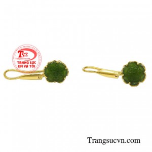 Đôi hoa tai này giúp tôn lên những đường nét tinh tế, duyên dáng trên khuôn mặt cho phái đẹp.