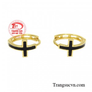 Hoa tai nữ vàng thánh giá với kiểu chế tác không quá cầu kỳ giúp đem đến vẻ hợp thời trang.