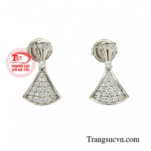 Hoa tai nữ vàng trắng độc đáo hiện đang là trang sức mới được nhiều khách hàng ưa chuộng.