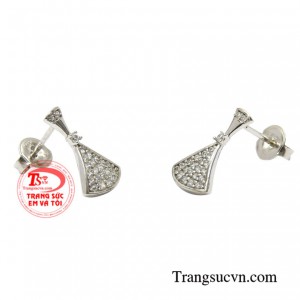 Đôi hoa tai này giúp cho phái đẹp thêm phần xinh yêu và thanh lịch giúp thu hút hơn với người khác phái.