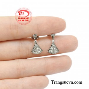 Sản phẩm phù hợp với nhiều kiểu trang phục khác nhau.