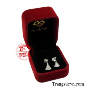 Hoa tai nữ vàng trắng độc đáo giao hàng trên toàn quốc.