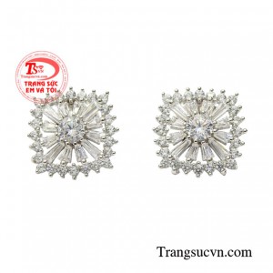 Hoa tai nữ vàng trắng kiêu sa hiện đang là sản phẩm mẫu trang sức xu hướng được phái đẹp vô cùng yêu thích.