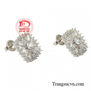 Đôi hoa tai này giúp các nàng gương mặt của các nàng tươi tắn, rạng rỡ hơn.
