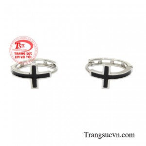 Hoa tai thánh giá vàng trắng hiện đang là mẫu trang sức được nhiều khách hàng lựa chọn tin dùng.