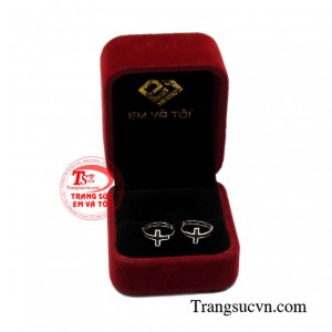 Hoa tai thánh giá vàng trắng tinh xảo.