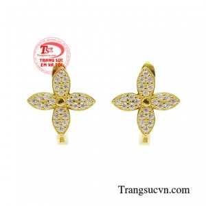 Hoa tai vàng ấn tượng là vẻ đẹp chỉn chu của người phụ nữ khoác lên mình dáng vẻ thanh thoát nhưng cũng ẩn chứa đầy sức quyến rũ đến khó tả.