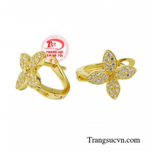 Phụ kiện trang sức hoa tai vàng ấn tượng như là một đặc ân mà cuộc sống ban tặng cho phái đẹp để tôn lên nét duyên dáng e ấp. 