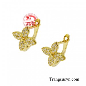 Nếu chỉ có thể chọn một món trang sức diện hàng ngày thì chắc chắn 8/10 chị em sẽ lựa chọn hoa tai vàng ấn tượng. 