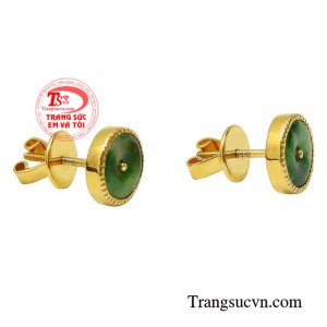 Hoa tai gắn ngọc cẩm thạch giúp người đeo không chỉ quý phái hơn mà còn đem lại nhiều may mắn về tài lộc.