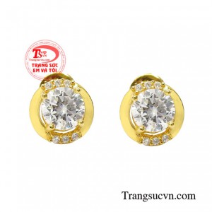 Hoa tai vàng sành điệu thiết kế với kiểu dáng hiện đại giúp phái đẹp trông thời thượng hơn.