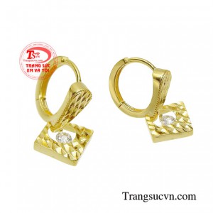 Đôi hoa tai này dễ dàng kết hợp cùng nhiều phong cách thời trang tôn lên sự nữ tính, sang trọng và đẳng cấp