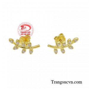 Hoa tai vàng tây nữ tính là món quà đầy ấn tượng và ý nghĩa để dành tặng cho phái đẹp.