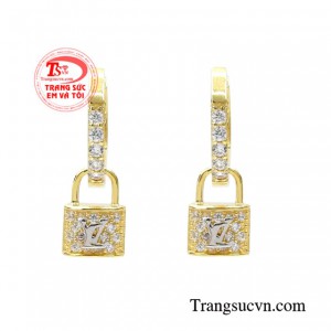 Hoa tai vàng thời thượng giúp phái đẹp thêm phần xinh xắn và dễ thương hơn.