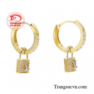 Hoa tai vàng là món trang sức được rất nhiều phái đẹp ưa chuộng bởi nó tôn vinh nét dịu dàng, nữ tính của người con gái.