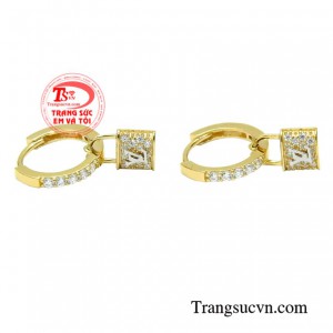 Mỗi một đôi hoa tai phong cách khác nhau giúp phái đẹp thể hiện được cá tính của mình và tự tin hơn.