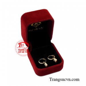 Hoa tai vàng thời thượng sáng bóng.