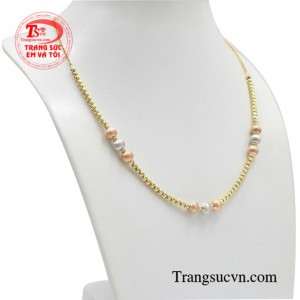 Kiềng vàng luôn là trang sức được các quý cô đặc biệt ưa chuộng, tôn lên sự sang trọng, quý phái và thời trang