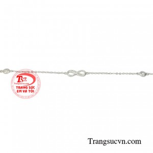 Đây cũng là món trang sức được giới trẻ đặc biệt yêu thích vừa trẻ trung mà còn có công dụng cản gió, kháng khuẩn bảo vệ người dùng.