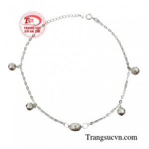 Lắc chân vàng trắng cá tính thiết kế trẻ trung từ vàng 18k kiểu dáng đầy mới lạ.