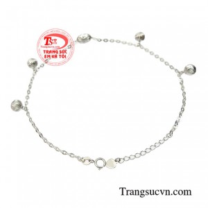 Chất liệu vàng trắng sáng bóng mang đến vẻ thời thượng giúp các cô gái thêm phần phong cách và duyên dáng hơn.