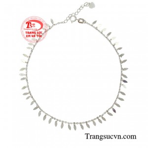 Lắc chân vàng trắng quyến rũ hiện đang là món trang sức xu hướng được nhiều phái đẹp ưa chuộng.