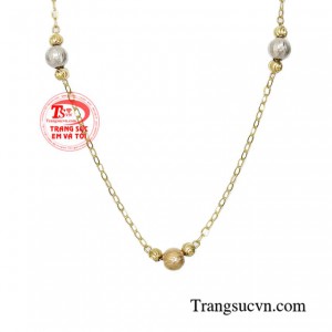 Chiếc lắc chân vàng này đem lại vẻ duyên dáng tôn vinh nét đẹp của người phụ nữ Á Đông.