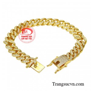 Từng đường nét được những người thợ hoàn kim là một cách tỉ mỉ và khéo léo khi kết hợp những viên cz lấp lánh và vàng màu.