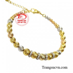 Chỉ với một chiếc lắc tay thôi cũng đủ khiến cho các cô gái tự tin hơn và là động lực giúp các nàng đạt thêm nhiều thành tựu trong công việc và cuộc sống.