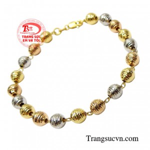 Trang sức vàng tây hiện nay được rất nhiều phái đẹp ưa chuộng không chỉ giá trị mà mẫu mã lại hợp thời trang và đẹp mắt.