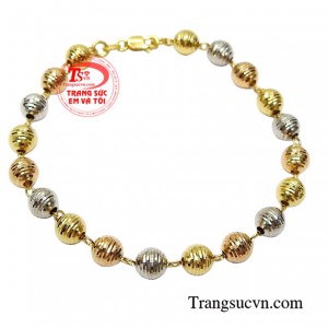 Lắc tay nữ vàng tây thanh lịch được thiết kế kiểu dáng xinh xắn giúp tôn lên nét duyên dáng cho người đeo.