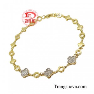 Lắc tay vàng là phụ kiện không thể thiếu của các cô nàng hiện đại