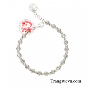 Sản phẩm với sự kết hợp giữa các viên bi phay sáng giúp sản phẩm thêm phần nổi bật