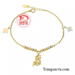 Lắc vàng nữ giới dễ thương được chế tác với kiểu dáng vô cùng độc đáo từ vàng 10k tạo nét đẹp ấn tượng cho sản phẩm.