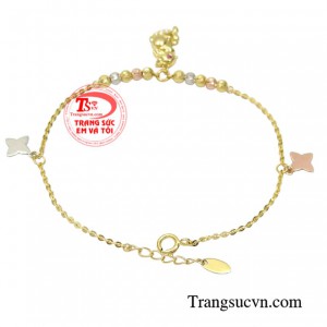 Chiếc lắc tay vàng này giúp cho các cô gái thêm phần nữ tính và đáng yêu hơn.