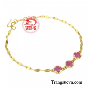 Sản phẩm với kiểu dáng đặc biệt tăng thêm phần thu hút hơn cho phái đẹp.