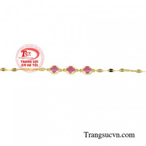 Món đồ nhỏ xinh giúp tô điểm cho đôi bàn tay thêm phần duyên dáng hơn.