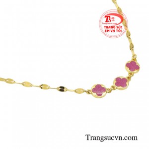 Chiếc lắc tay vàng này sẽ là món đồ không thể thiếu và được nhiều người ưa chuộng.