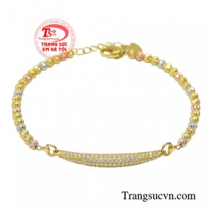 Lắc vàng nữ giới trang nhã thiết kế với kiểu dáng mới lạ tạo nét đẹp ấn tượng cho người đeo.