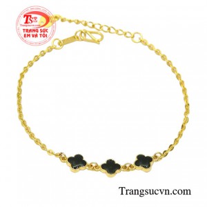 Lắc vàng nữ giới xinh xắn được chế tác kiểu dáng đầy tinh tế từ vàng 10k, chất lượng.