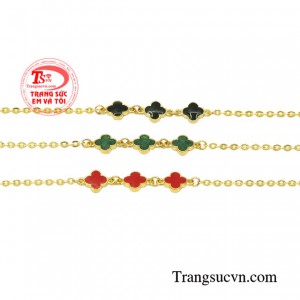 Lắc tay vàng tây thương hiệu Em và Tôi được rất nhiều phái đẹp ưa chuộng.