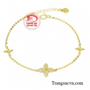 Lắc vàng nữ thanh lịch được thiết kế kiểu dáng thanh mảnh giúp đôi tay của người đeo thêm phần xinh xắn hơn.