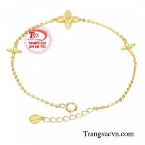 Chiếc lắc tay này phù hợp với nhiều kiểu trang phục tạo nét thu hút cho phái đẹp.